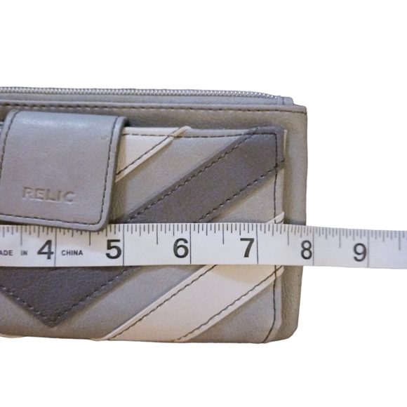 Relic gray womens wristlet. Chevron front. Snap closure. - Picture 7 of 8